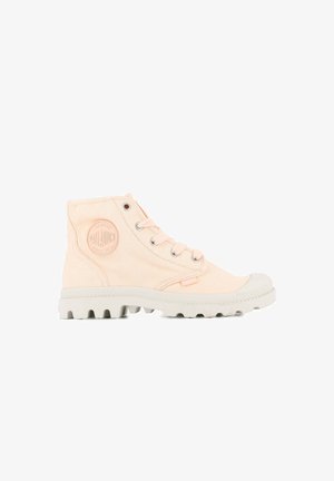 Zapatilla alta de lona en rosa claro con suela de goma blanca, ojales plateados y parche con logo en el lateral. Tejido texturizado y diseño de punta redonda.