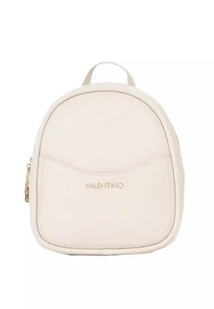Pequeña mochila Valentino color crema con bolsillo frontal, cremallera dorada y asa superior, mostrada sobre un fondo blanco.