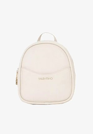 Pequeña mochila Valentino color crema con bolsillo frontal, cremallera dorada y asa superior, mostrada sobre un fondo blanco.