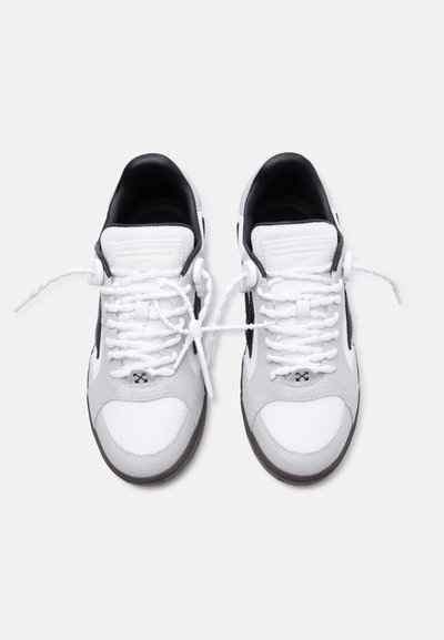 Ζευγάρι λευκών και γκρι αθλητικών παπουτσιών με μαύρη εσωτερική επένδυση και λευκά κορδόνια δεμένα μαζί, εμφανιζόμενα από πάνω σε λευκό φόντο.