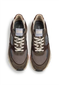 Sneaker in suede marrone e rete con dettagli beige, dotate di lacci bianchi, pannelli testurizzati e suola in gomma leggera con dettagli rossi.