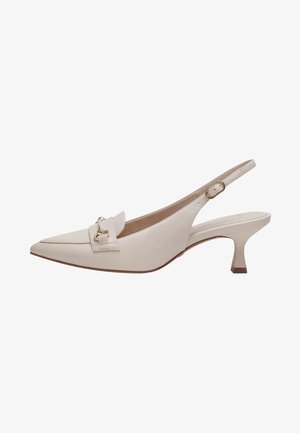 Kremowy sandał na obcasie typu slingback z ozdobą w postaci złotej klamry i regulowanym paskiem wokół kostki, z wąskim, średniej wysokości obcasem.