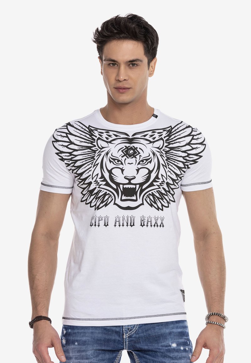 Weißes Kurzarm-T-Shirt mit einem schwarzen Tiger-Graphic mit Flügeln und dem Text "LIPT AND GAXX" auf der Vorderseite, mit kontrastierenden Nähten.