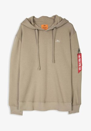 Hanorac bej din material moale, cu o glugă mare, șnururi de ajustare în față, manșete și tiv cu model canal, și oferind o buzunar lateral cu fermoar și etichetă roșie.