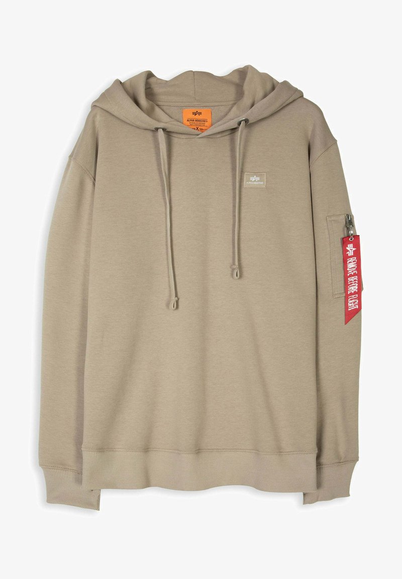 Puhaszövetből készült bézs kapucnis felső, nagy kapucnival, elöl húzózsinórral, bordás mandzsettákkal és szegéllyel, valamint egy oldalsó cipzáras zsebbel, piros címkével.