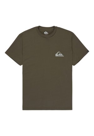 Λίγο πράσινη λαδί κοντομάνικη μπλούζα από βαμβάκι. Διαθέτει μικρό γκρι λογότυπο βουνού τυπωμένο στο αριστερό στήθος. Κλασική εφαρμογή και στρογγυλή λαιμόκοψη.