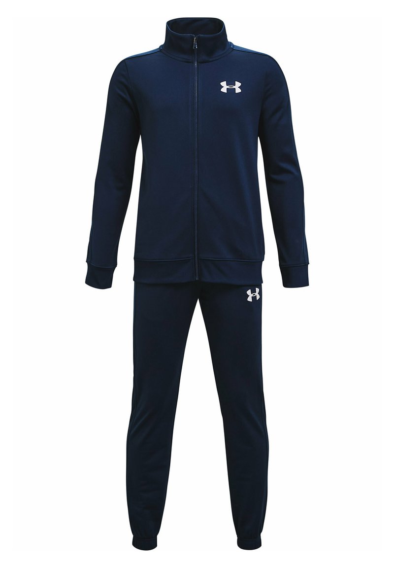 Jūras spēku treniņtērps ar zip-up jaku un biksēm, izgatavots no mīksta auduma. Raksturīga balta logo kreisajā krūtī un kreisajā augšstilbā. Elastīgas aproces un josta.