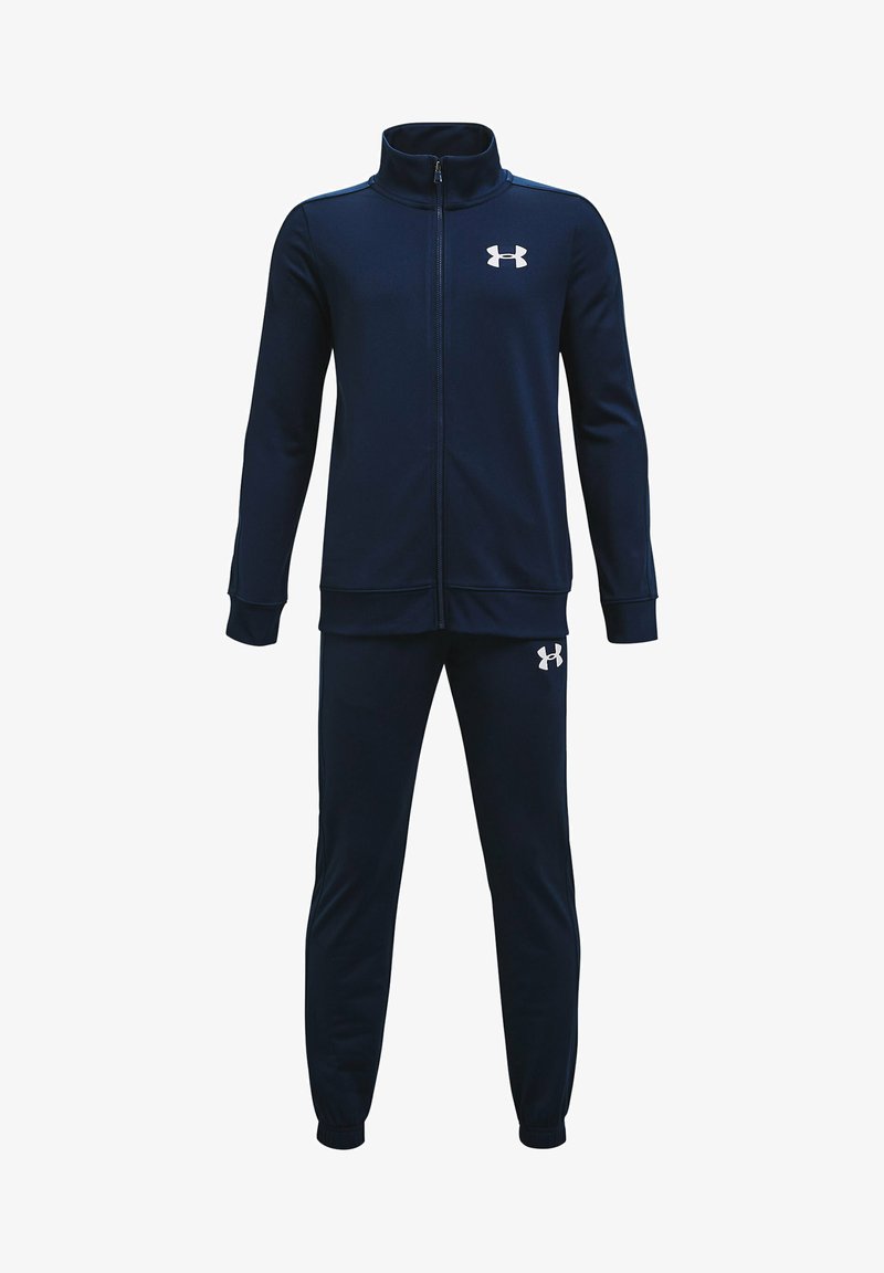 Jūras spēku treniņtērps ar zip-up jaku un biksēm, izgatavots no mīksta auduma. Raksturīga balta logo kreisajā krūtī un kreisajā augšstilbā. Elastīgas aproces un josta.