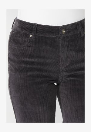 Pantaloni in corduroy grigi con trama a righe verticali, tasche frontali e chiusura con bottone in metallo in vita.