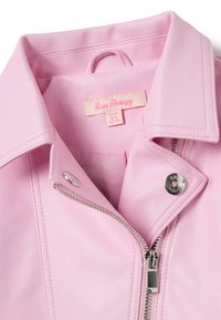 Roze faux leren jas met een kraag, zilveren rits en drukknoopdetails. Voorzien van een merklabel aan de binnenkant. Gladde textuur.