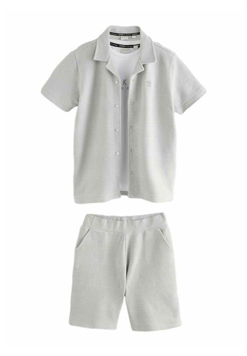 Lys grå to-dels outfit bestående af en kortærmet skjorte med knapper og matchende shorts, begge med et struktureret mønster og sidelommer.
