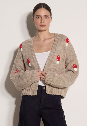 Apricot, MUSHROOM APPLIQUÉ CHUNKY KNIT CARDIGAN - Gilet - mocha