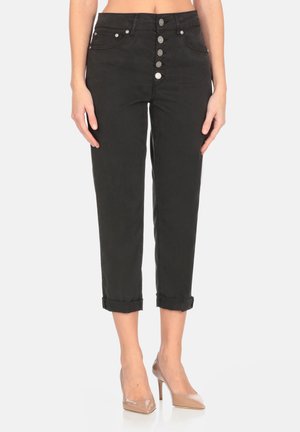 Pantaloni cropped in denim nero con vita alta, chiusura frontale a cinque bottoni, due tasche laterali e orli arrotolati. Texture liscia e vestibilità sartoriale.