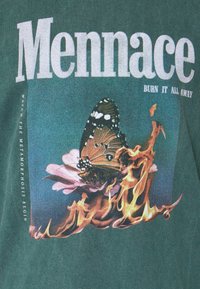 Papillon se posant sur une fleur rose avec des flammes s'élevant en dessous, accompagné des mots "Mennace" et "Burn It All Away".