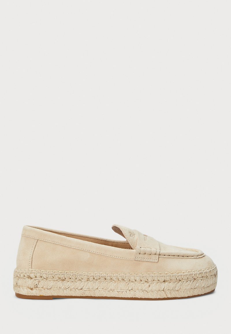 Bež suede loafers, mille kudumisega jute-taldrik, millel on dekoratiivne esiriba ja sile tekstuur.