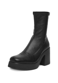 Czarne skórzane botki za kostkę z zamkiem z przodu, szerokim słupkowym obcasem i platformą. Gładka faktura z subtelnymi detalami szwu.