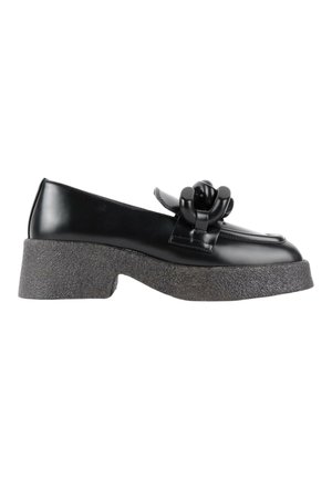 Mocassin en cuir noir avec une semelle épaisse texturée et un détail décoratif en cuir torsadé sur le dessus.
