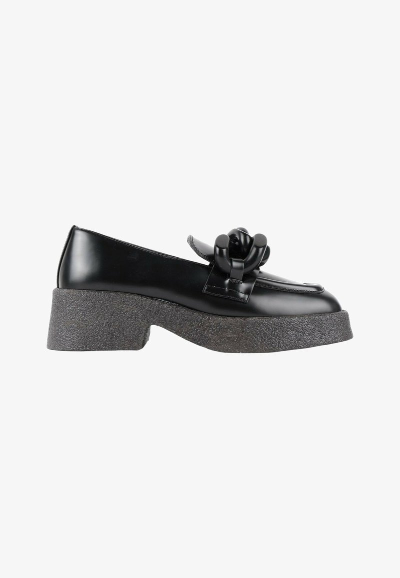 Mocassin en cuir noir avec une semelle épaisse texturée et un détail décoratif en cuir torsadé sur le dessus.