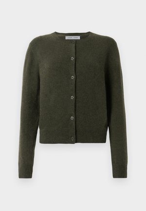 Mørkegrønn langermet ullcardigan med seks knapper og ribbestrikkede mansjetter og hem, vist på en ensfarget bakgrunn.