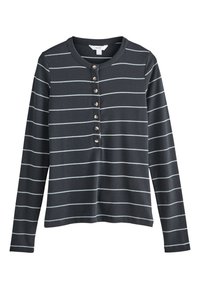 Chemise gris foncé à manches longues avec rayures blanches horizontales, texture côtelée et encolure henley boutonnée avec des boutons argentés.