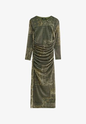 Robe midi à manches longues vert olive avec devant froncé et motif cachemire beige, encolure ronde et silhouette ajustée.