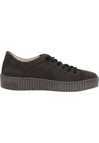 Schwarze Wildledersneaker mit runder Zehenpartie, flacher Schnürung und strukturiertem grauen Gummisohle mit vertikalen Rillen für besseren Halt.