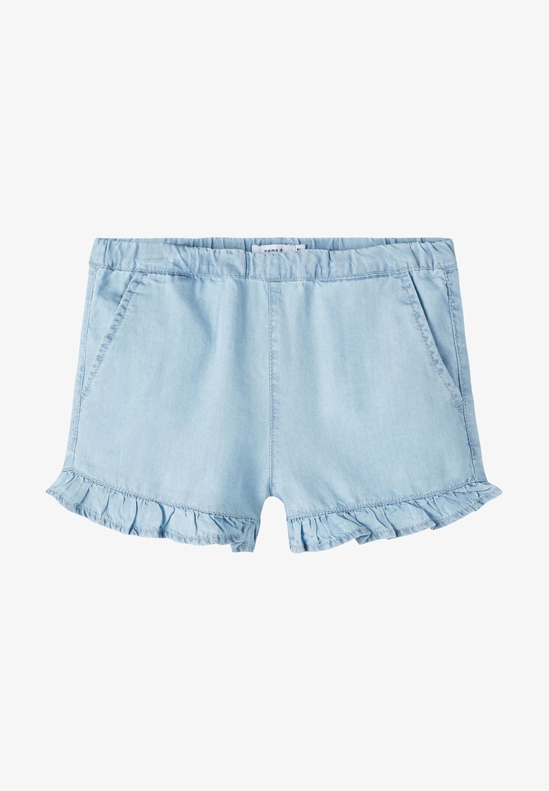 Short en jean bleu clair avec taille élastique, poches avant et ourlets volantés le long des ouvertures des jambes.