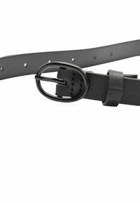 Ceinture en cuir noir avec une boucle en métal ovale, finition texturée et trous d'ajustement le long de la sangle pour la taille.
