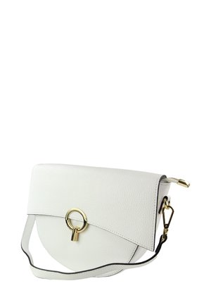 Weiße Lederhandtasche mit geschwungener Form, goldenen Beschlägen, einem runden Ringdetail und abnehmbarem schwarzem Riemen. Strukturierte Oberfläche mit klaren Linien.