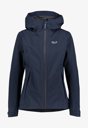 Veste imperméable bleu marine avec fermeture éclair à l'avant, capuche ajustable et poches latérales. Elle présente une texture lisse et mate avec un détail de logo subtile.