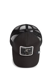 Casquette noire avec des côtés en maille. Elle présente un patch rectangulaire bien visible avec un graphique de cheval et le mot "STALLION". Fermeture arrière ajustable.