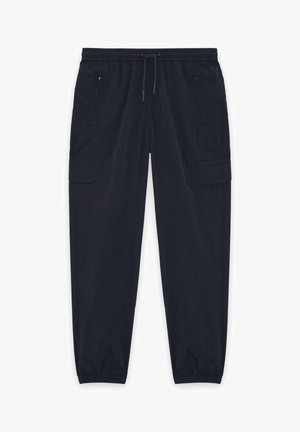 Marineblauwe cargobroek met elastische tailleband en boorden, voorzien van ritszakken aan de voorkant en patzakken op beide benen.