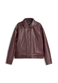 Veste en simili cuir bordeaux avec un col plat, fermeture zippée à l'avant, deux poches latérales et une coupe légèrement cropped. Surface texturée.