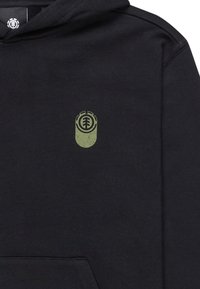 Felpa nera con cappuccio e tasca frontale, caratterizzata da un piccolo logo verde. Il tessuto sembra morbido e di texture liscia.