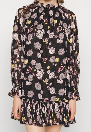 Vestido negro transparente de manga larga con estampado floral en rosa, amarillo y azul, cuello alto con volantes y dobladillo con volantes por encima de la rodilla.
