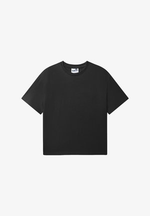 Czarny T-shirt z krótkim rękawem i okrągłym dekoltem, prostym dołem oraz białą metką z napisem „KUBOTA” na tylnej wewnętrznej stronie kołnierza.