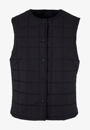 Vest negru matlasat cu guler rotund, decorat cu șase nasturi frontali și buzunare laterale, având o textură de țesătură netedă.