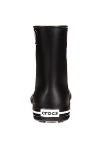 Botte de cheville noire en Crocs imperméable avec une texture lisse, un talon rond et une étiquette logo blanche à l'arrière, présentant un design simple et fonctionnel.