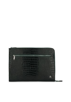 Czarna kopertówka z teksturą krokodyla, z przednią kieszenią na suwak w kolorze srebrnym oraz małym metalicznym logo w dolnym prawym rogu.