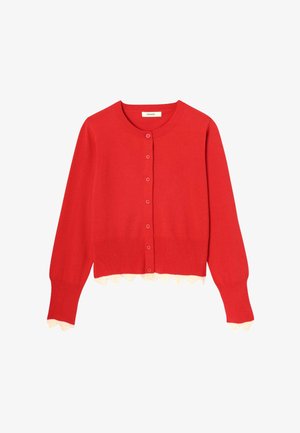 Cardigan rouge à manches longues avec boutons, col rond et bordure en dentelle blanche festonnée sur l'ourlet et les poignets.