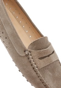 Grijze suède moccasin schoen met textuur bovenkant, geperforeerde inlegzool en decoratieve stikdetails langs de zijkanten en de neus.