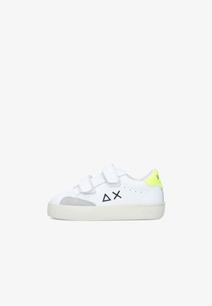 Sneaker casual bianca con due cinturini in Velcro, simboli a triangolo nero e X sul lato, dettaglio sulla punta grigio e linguetta sul tallone in giallo neon.