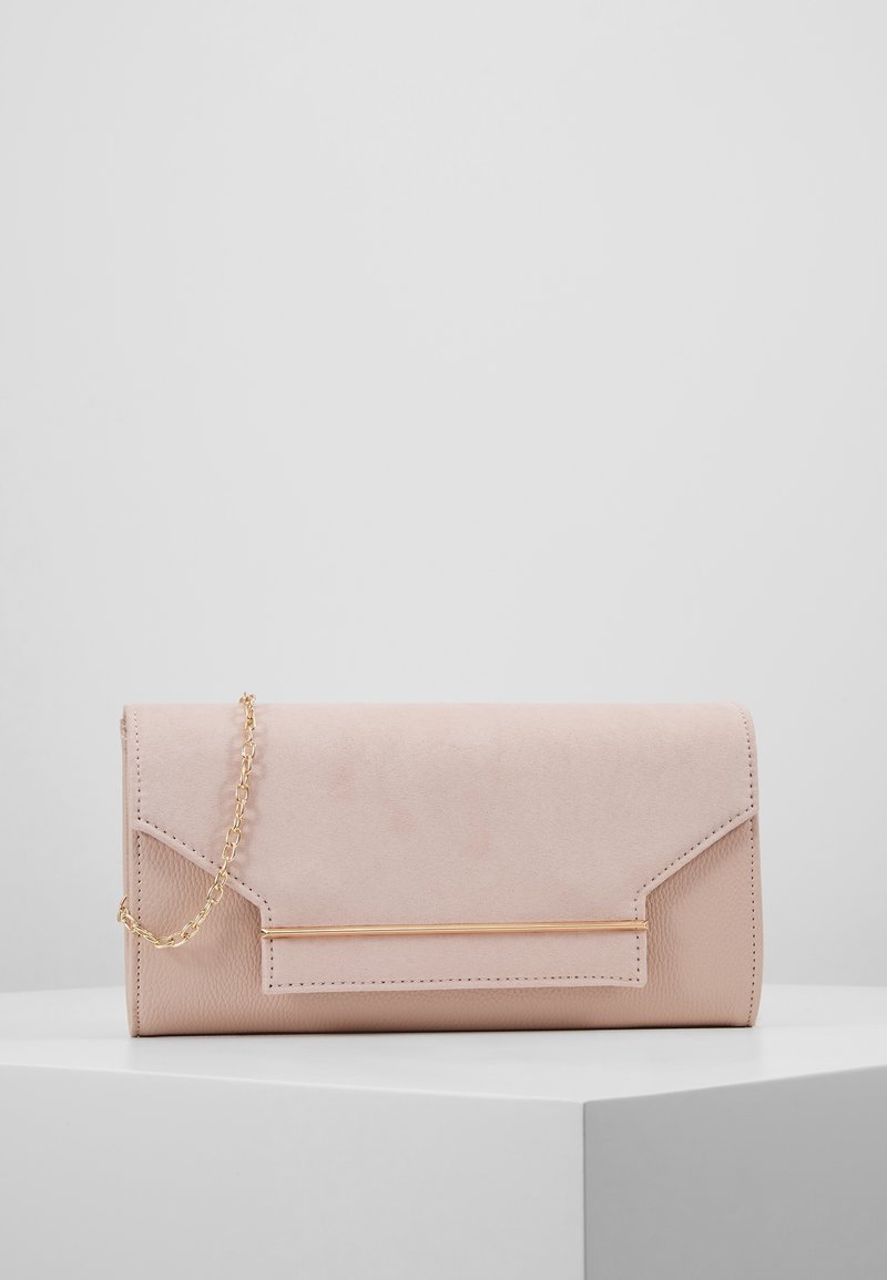 Pudrově růžové psaníčko z semiše a strukturované kůže se zlatým řetízkem přes rameno. Má úhlovou klopu a zlatý dekorativní proužek.