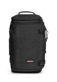 Mochila negra hecha de tejido duradero, con un asa superior, correas laterales ajustables, un bolsillo de malla y un destacado logo de Eastpak.