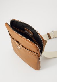 Guess MILANO  - Torba preko tijela - sand