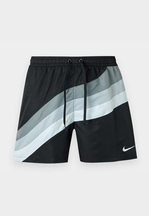 Schwarze Badeshorts mit elastischem Bund und Kordelzug, mit diagonalen weißen und grauen Streifen und einem kleinen Nike-Logo am Bein.