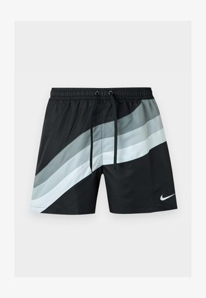 Schwarze Badeshorts mit elastischem Bund und Kordelzug, mit diagonalen weißen und grauen Streifen und einem kleinen Nike-Logo am Bein.