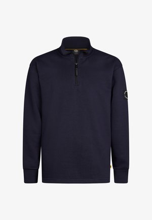 Merinopullari sininen, jossa on puolivetoketjukaulus, pitkät hihat ja rintalogot. Yhdistetty vaaleansinisiin farkkuihin ja valkoisiin tennareihin. Tasainen kankaan rakenne.