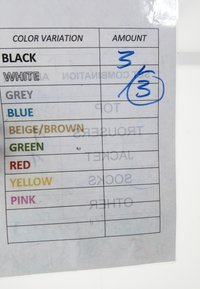 Tabelle mit Farbvarianten und Mengenangaben, wobei „Schwarz“ mit 3 und „Weiß“ mit 3 blau umkreist sind.