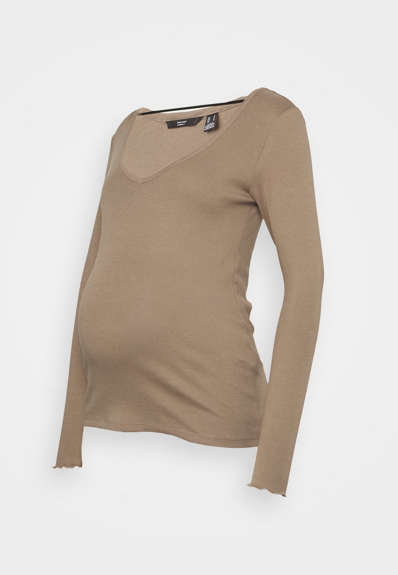 Blusa de maternidade de manga longa em castanho claro, com decote em V e tecido suave e elástico, apresentando detalhe com babados nas mangas.